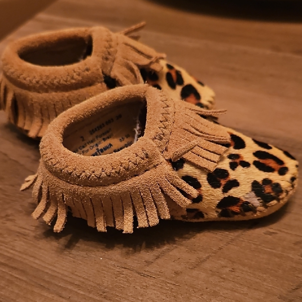Minnetonka Riley Bootie/moccasin Size 2